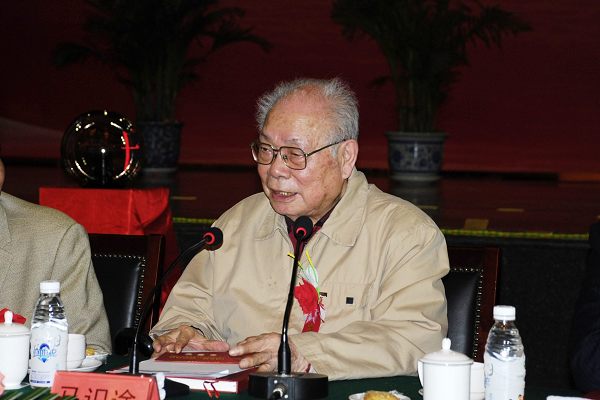 马识途老先生对成都分院建院五十周年总结说：回顾艰难历程，迈出创新脚步，展望光辉未来