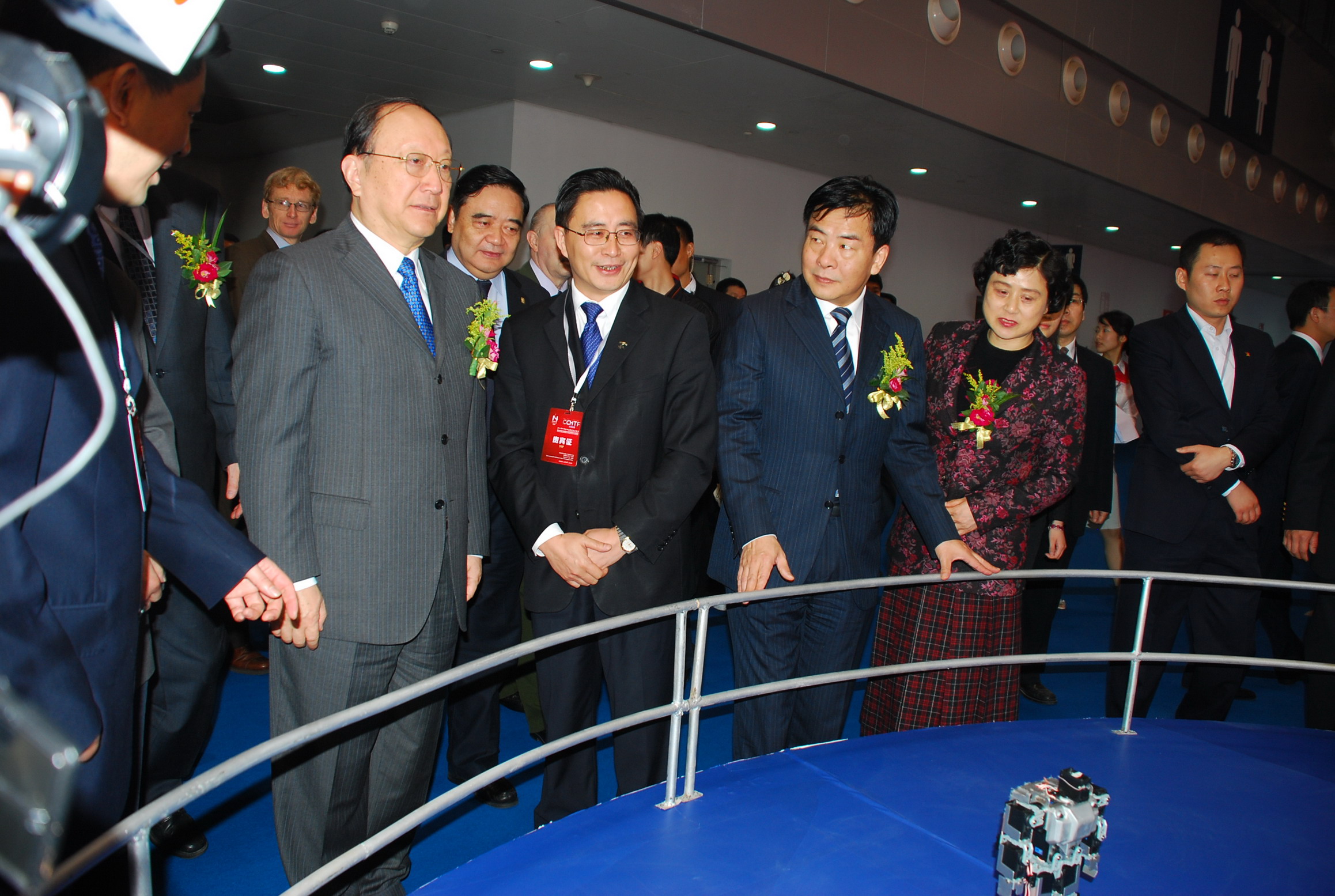 全国政协副主席、中国工程院院长徐匡迪、重庆市市长王鸿举视察中科院展区